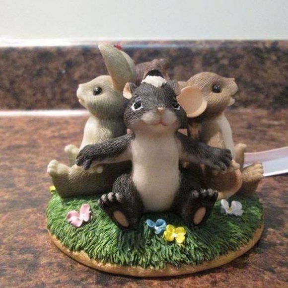 Circle of Friends - Charming Tails Figurine - Picture 3 of 7